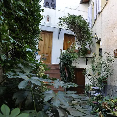 Elena House - Mareri